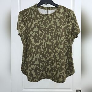 Limitless by The Limited XL Camouflage Short Sleeve Shirt